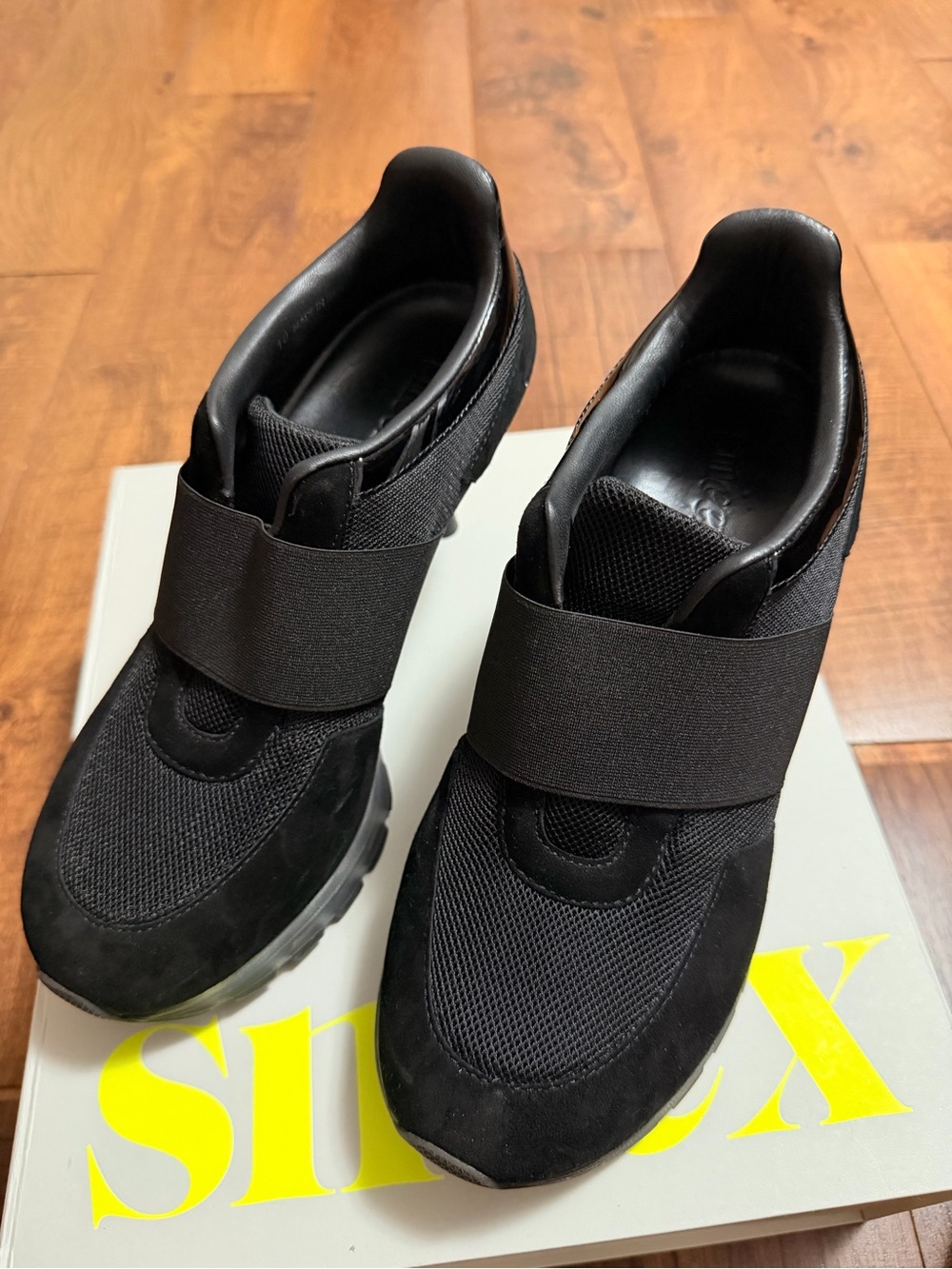 Women’s 10M Sneex! Heels 👠 stylish and Sneakers. Dress them up or down.